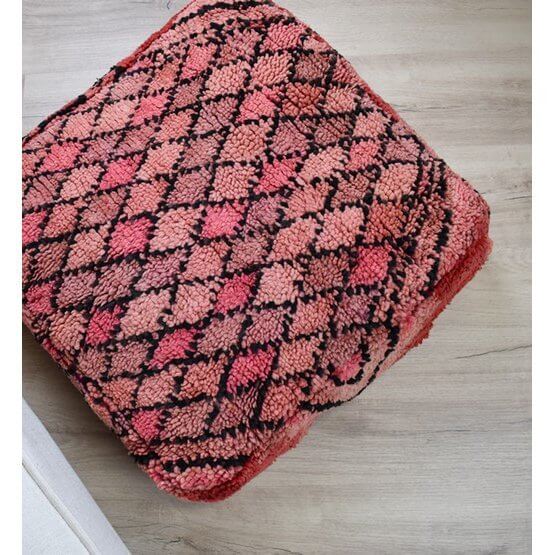 Uniek Marokkaans vloerkussen K904 met kleurrijk bohemian patroon, gemaakt van vintage Berberkleed. Eyecatcher voor woon- of slaapkamer.