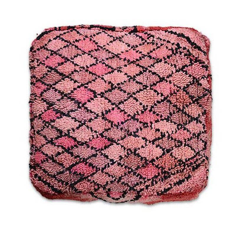 Handgemaakt Marokkaans vloerkussen K904 met bohemian design, gemaakt van vintage Berberkleed, roze en zwart patroon.