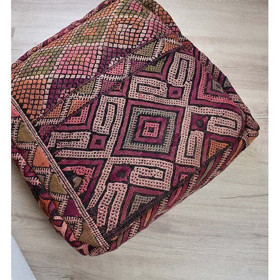 Uniek Marokkaans vloerkussen met kleurrijk vintage Berberkleed patroon voor bohemian sfeer en stijl in woon- of slaapkamer.