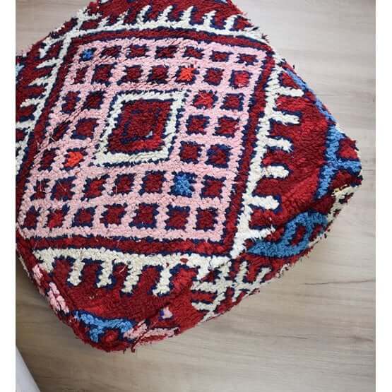 Marokkaans vloerkussen K915 met kleurrijk bohemian design, gemaakt van een vintage Berberkleed, uniek en handgemaakt.