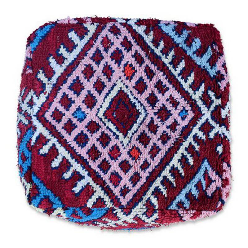 Marokkaans vloerkussen met kleurrijk Berber-patroon, handgemaakt van vintage tapijt voor een unieke bohemian sfeer in huis.