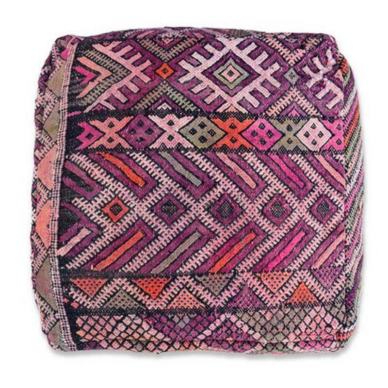 Uniek Marokkaans vloerkussen van vintage berberkleed in roze tinten, bohemian stijl voor woon- of slaapkamer.