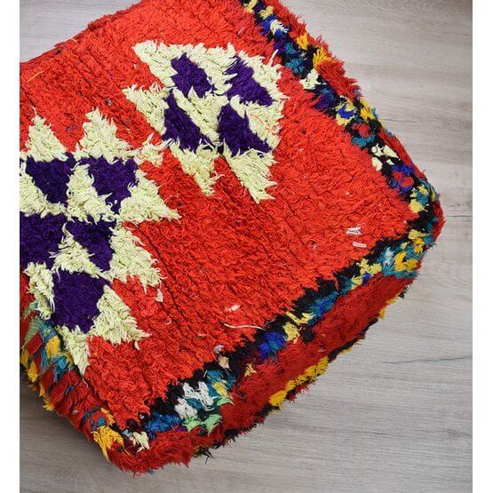 Marokkaans vloerkussen K930 met kleurrijke Berber patronen voor een bohemian sfeer in huis. Handgemaakt van vintage tapijt.