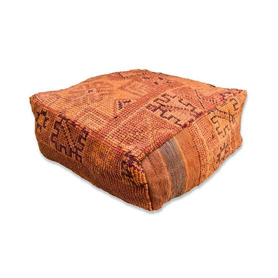 Uniek handgemaakt Marokkaans vloerkussen met bohemian design, vervaardigd uit vintage berberkleed voor een stijlvolle woondecoratie.