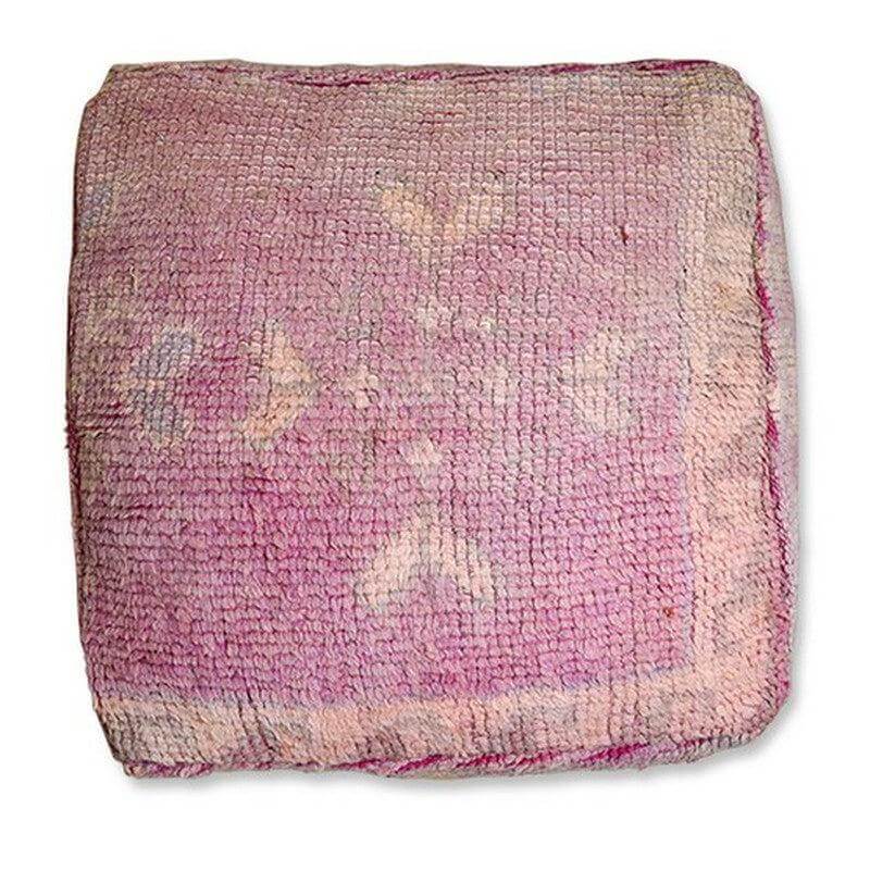 Uniek Marokkaans vloerkussen K947 in roze tinten, gemaakt van vintage Berberkleed. Perfect voor een bohemian sfeer.