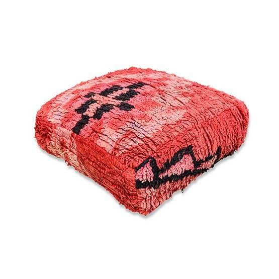 Elegant Marokkaans vloerkussen K958 in warme roodtinten met traditioneel design, perfect voor een bohemien sfeer in je woonkamer.