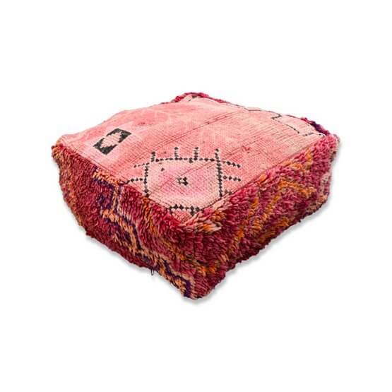 Uniek Marokkaans vloerkussen K972, bohemian sfeer, handgemaakt van vintage Berberkleed, eyecatcher voor woon- of slaapkamer.