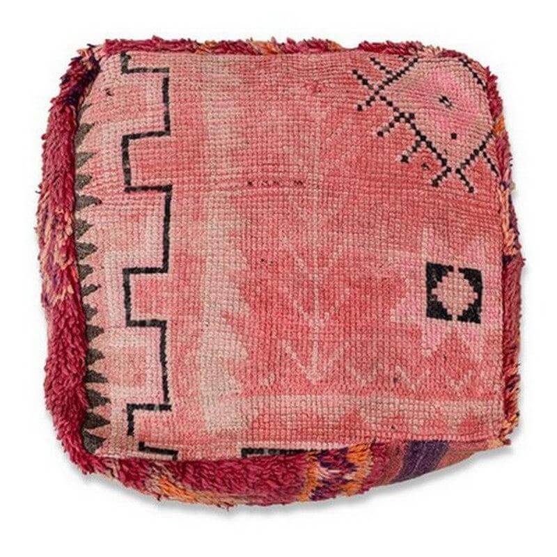 Marokkaans vloerkussen K972, handgemaakt van vintage berberkleed in roze tinten, bohemian sfeer voor woon- of slaapkamer.