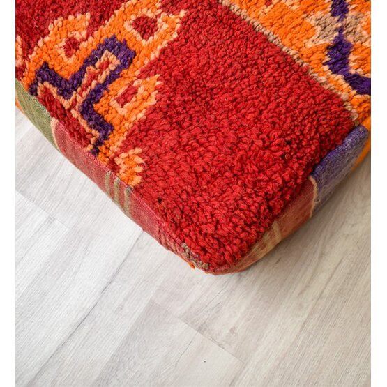 Marokkaans vloerkussen K982 met bohemian design, uniek handgemaakt van vintage Berberkleed, kleurrijk en sfeervol interieur item.