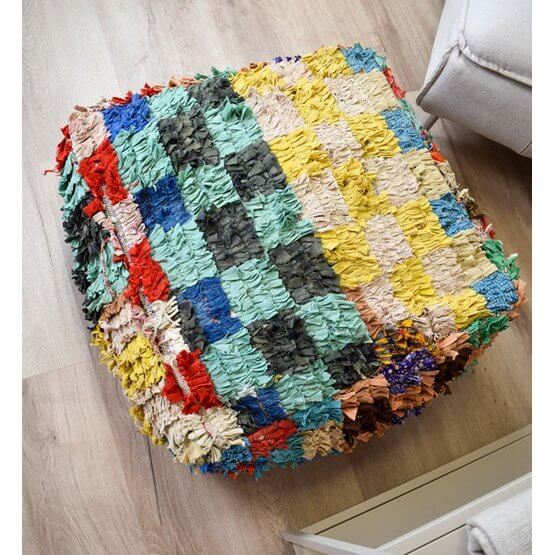 Vrolijk Marokkaans vloerkussen met kleurrijke patronen, handgemaakt van vintage berberkleed voor een bohemian sfeer in huis.