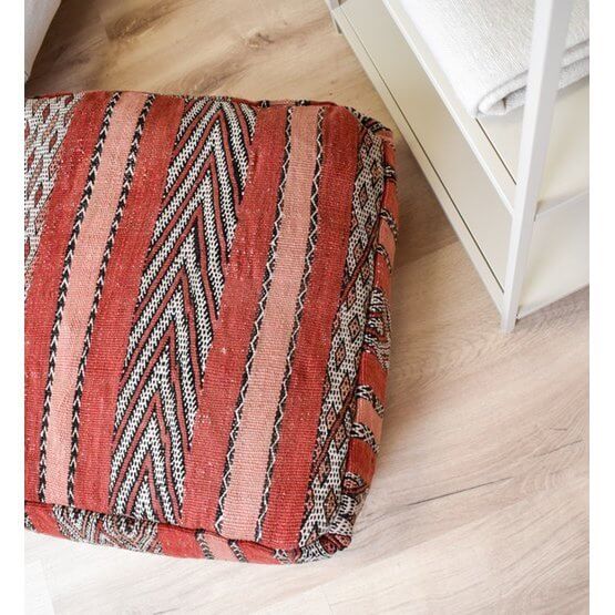 Marokkaans vloerkussen K987 met bohemian patroon, handgemaakt van vintage berberkleed, zorgt voor een unieke sfeer in huis.