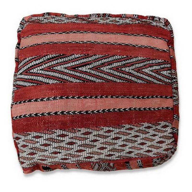 Uniek Marokkaans vloerkussen gemaakt van een vintage berberkleed met rood en zwart patroon. Perfect voor een bohemian interieur.
