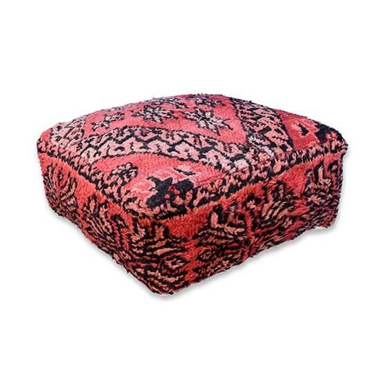 Uniek Marokkaans vloerkussen met een opvallend bohemian design, handgemaakt van vintage berberkleed, perfecte eyecatcher voor elk interieur.