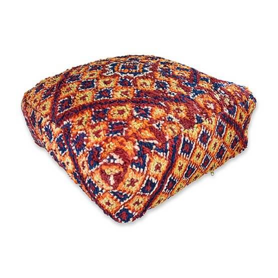 Uniek Marokkaans vloerkussen van vintage Berberkleed, kleurrijk en handgemaakt, voor een bohemian sfeer in huis.