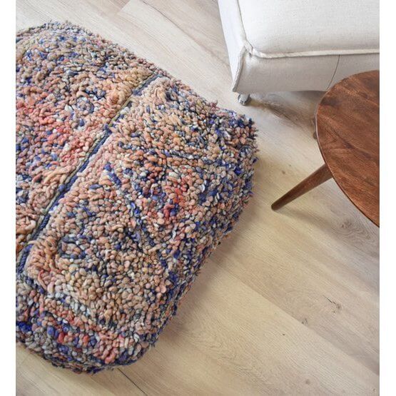 Vintage Marokkaans vloerkussen met bohemian design, handgemaakt van Berberkleed, brengt unieke sfeer in woonkamer.