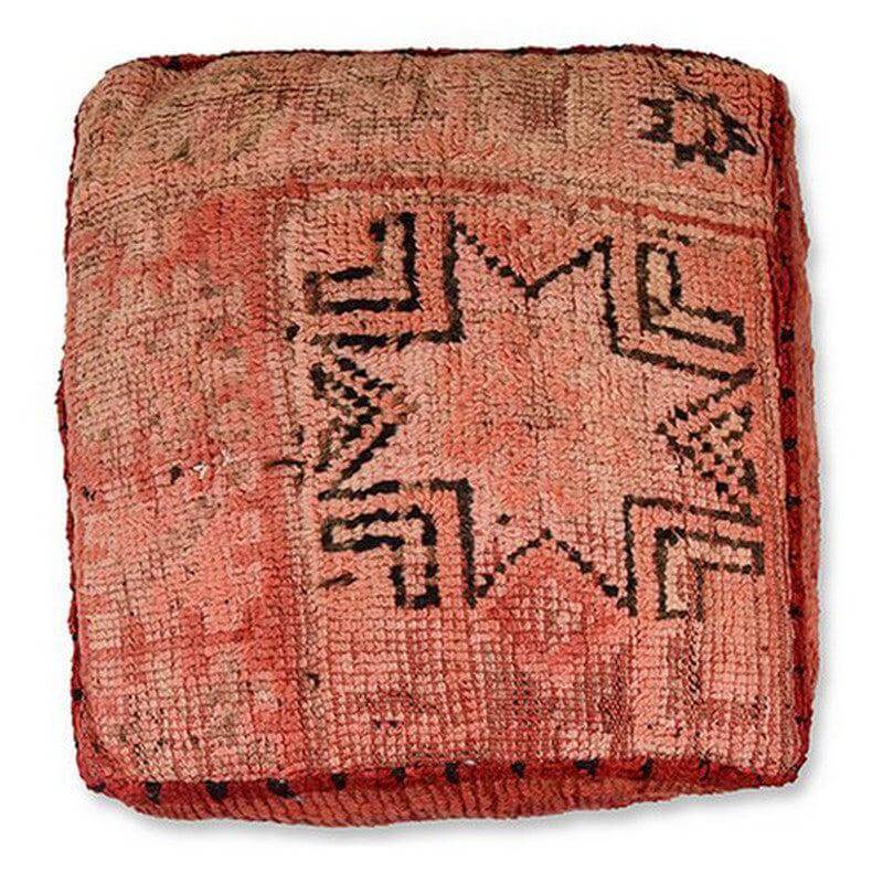 Marokkaans vloerkussen in bohemian stijl, gemaakt van vintage Berberkleed, roze en zwart patroon - Uniek handgemaakt woonaccessoire.
