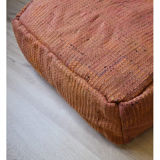 Marokkaans vloerkussen k640, gemaakt van vintage Berberkleed, geeft een bohemian sfeer aan je kamer. Uniek en handgemaakt. Stijlvol roze tinten.