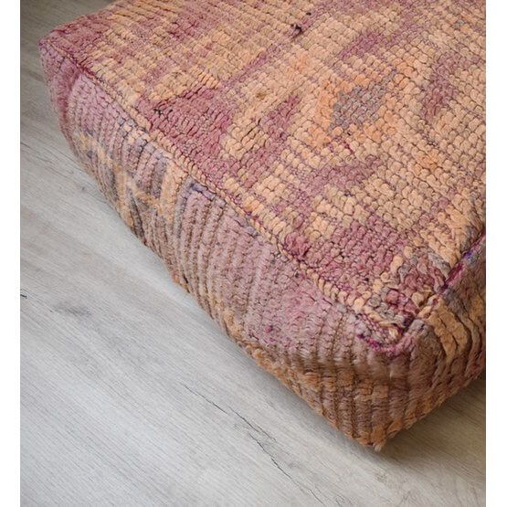 Uniek Marokkaans vloerkussen k664 met bohemian sfeer, gemaakt van vintage berberkleed, een echte eyecatcher voor je interieur.