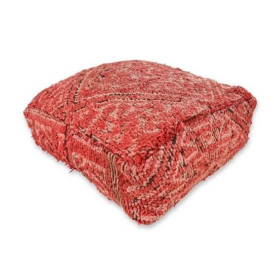 Rood Marokkaans vloerkussen van vintage berberkleed, boho stijl voor woningdecoratie, uniek handgemaakt design.