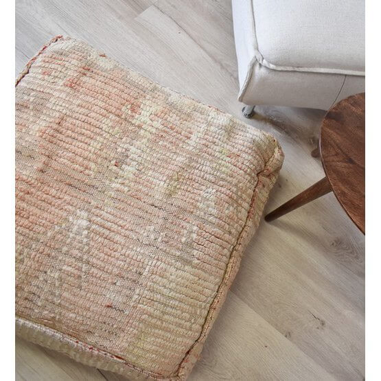 Marokkaans vloerkussen gemaakt van vintage Berberkleed, handgemaakt en uniek, voor een bohemian sfeer in je interieur.