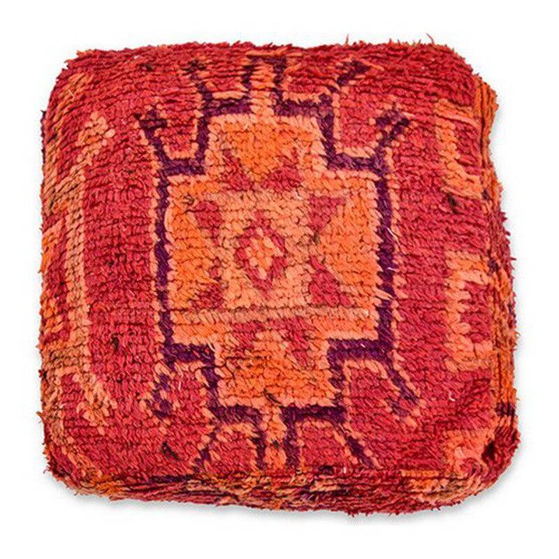 Prachtig Marokkaans vloerkussen in warme tinten, handgemaakt van een vintage Berberkleed, ideaal voor een bohemian interieur.