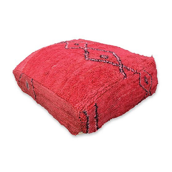 Rood Marokkaans vloerkussen, uniek handgemaakt van vintage berberkleed, bohemian stijl voor woon- of slaapkamer.