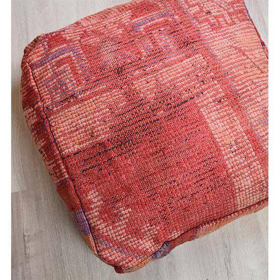 Uniek Marokkaans vloerkussen, vintage berber, bohemian sfeer, handgemaakt rood patroon op houten vloer