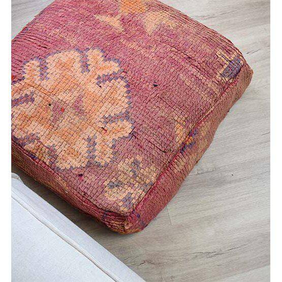 Uniek Marokkaans vloerkussen van vintage berberkleed, bohemian stijl voor woon- of slaapkamer, handgemaakt en kleurrijk design.