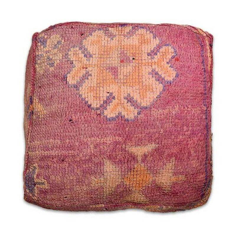 Uniek Marokkaans vloerkussen, handgemaakt van vintage berberkleed, roze tinten, bohemian sfeer voor woon- of slaapkamer.