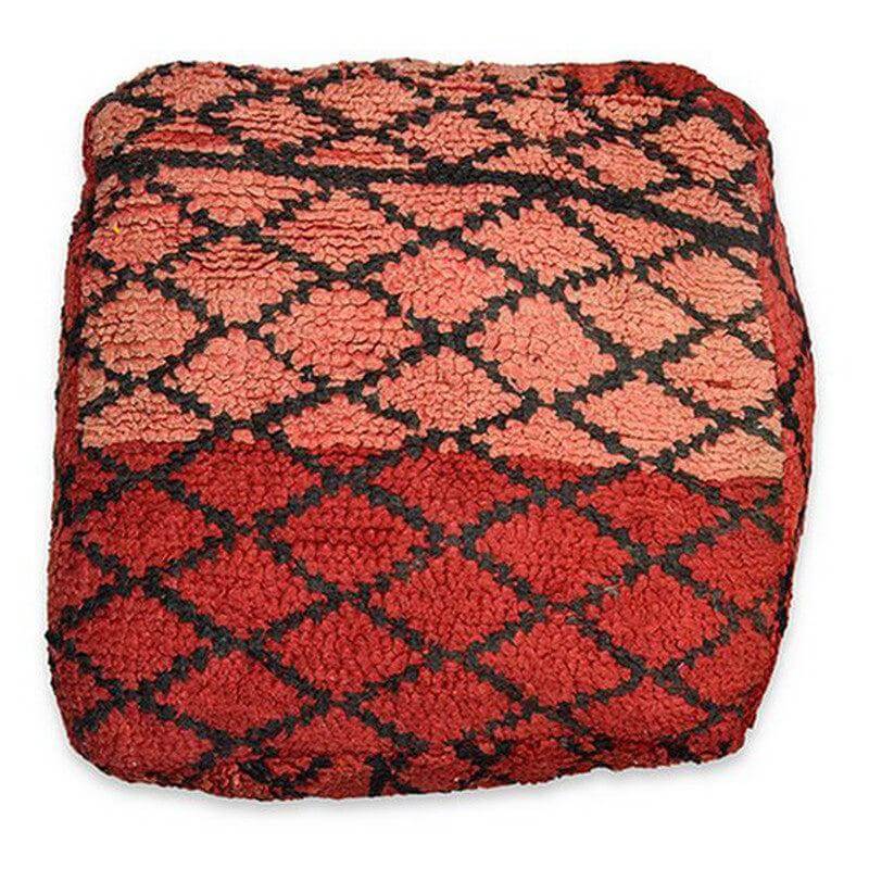 Uniek Marokkaans vloerkussen met rood en zwart Berber patroon, handgemaakt van vintage kleed voor bohemian sfeer.