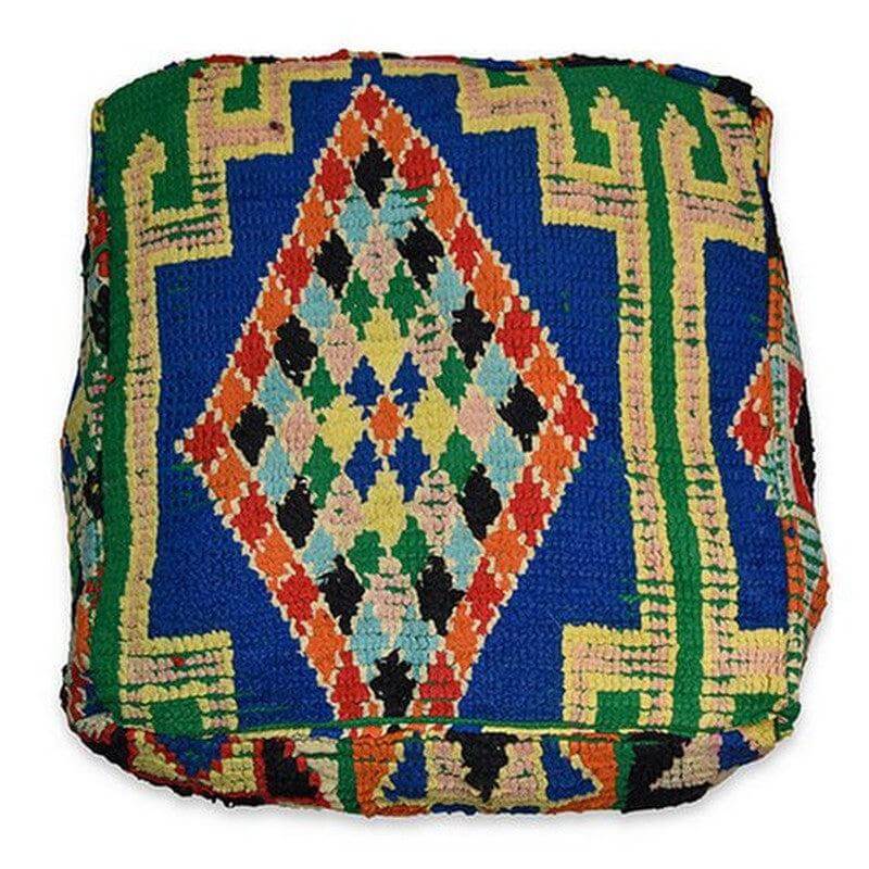 Marokkaans vloerkussen k718 met kleurrijke bohemian patronen, gemaakt van vintage Berberkleed, perfect voor woon- of slaapkamer.