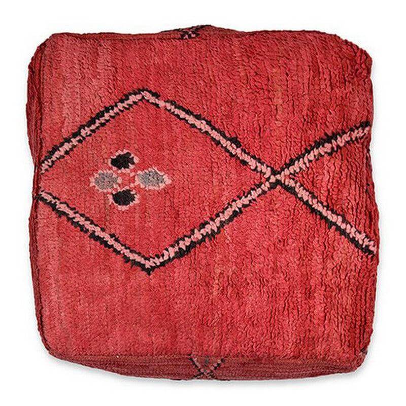 Marokkaans vloerkussen rood met wit en zwart patroon, handgemaakt van vintage berberkleed, uniek bohemian design voor woonkamers.