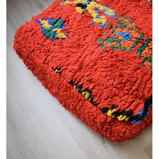 Rood Marokkaans vloerkussen met kleurrijk patroon, handgemaakt van vintage berberkleed, unieke bohemian stijl voor elke kamer.