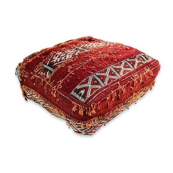 Uniek Marokkaans vloerkussen van vintage berberkleed met bohemian stijl, rood met traditionele patronen. Handgemaakt en authentiek.