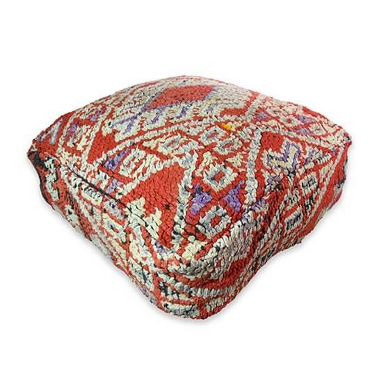 Uniek handgemaakt Marokkaans vloerkussen van vintage berberkleed in rijke kleuren, bohemian sfeer voor woon- of slaapkamer.