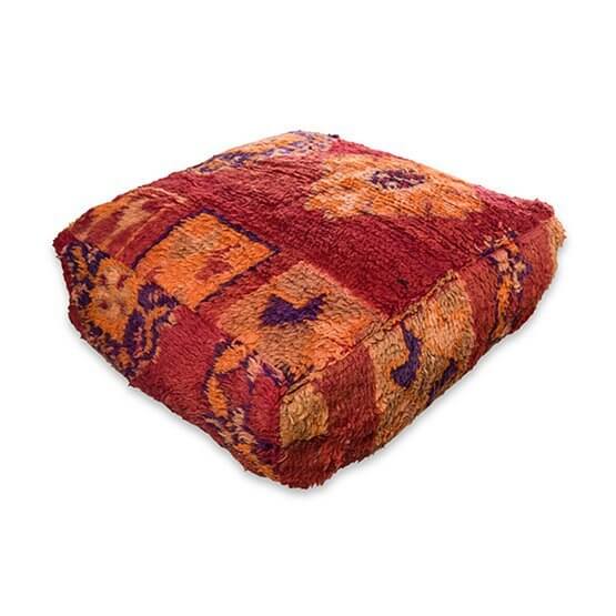 Vintage Marokkaans vloerkussen van berberkleed in warme kleuren, perfect voor een bohemian sfeer in je woonkamer of slaapkamer.