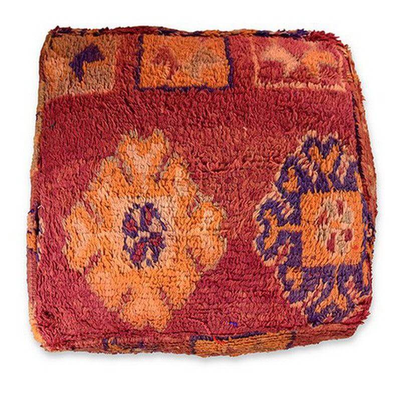 Marokkaans vloerkussen met kleurrijke patronen, gemaakt van vintage berberkleed voor bohemian sfeer in huis. Uniek en handgemaakt.