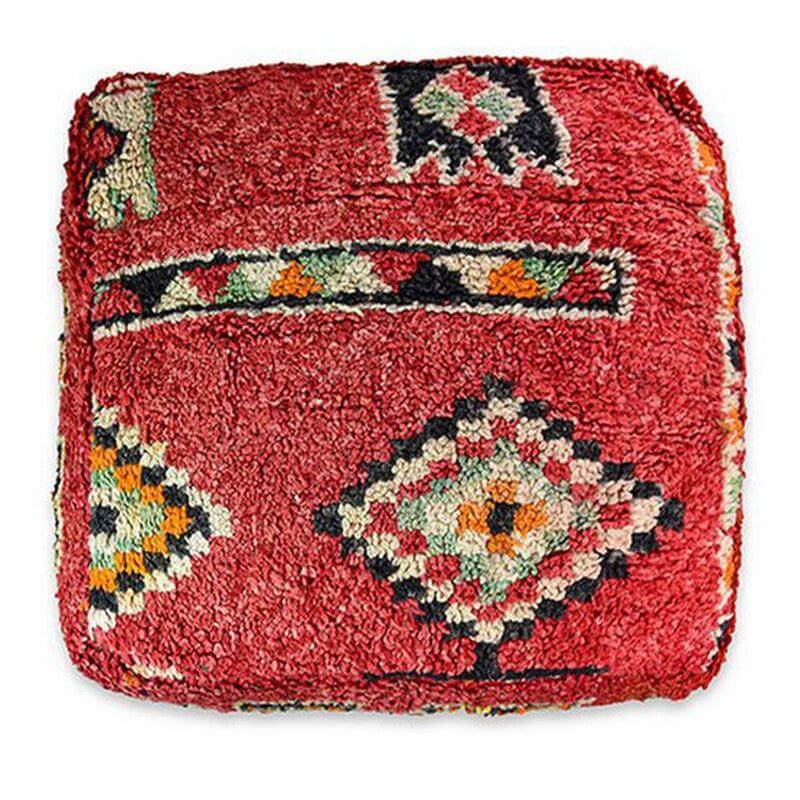 Uniek Marokkaans vloerkussen van vintage berberkleed, rood met kleurrijk patroon, bohemian sfeer voor woonruimte.