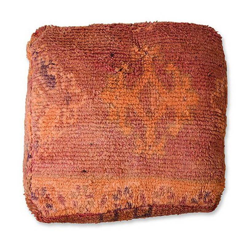 Uniek handgemaakt Marokkaans vloerkussen van vintage berberkleed in warme bohemian stijl, ideaal voor woonkamer of slaapkamer.