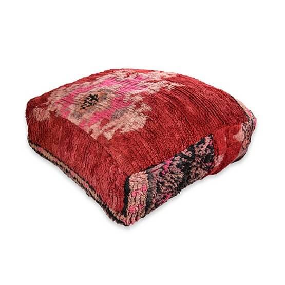 Marokkaans vloerkussen in roze tinten, gemaakt van vintage berberkleed, geeft een bohemian sfeer aan je interieur.