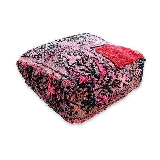 Alt Tag: Marokkaans vloerkussen k762 met bohemian stijl en unieke vintage berberkleed textuur, handgemaakt en artistiek design.