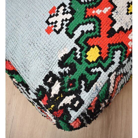 Marokkaans vloerkussen in turquoise met bohemian stijl en unieke vintage patronen, gemaakt van berber tapijt. Eyecatcher voor interieur.