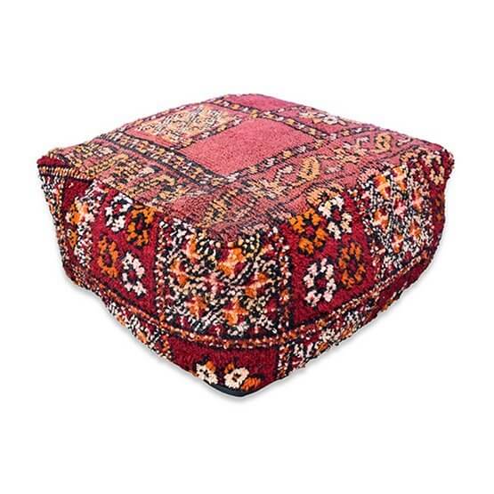 Vintage Marokkaans vloerkussen K1216, bohemian stijl, handgemaakt van Berberkleed, uniek pronkstuk voor woon- of slaapkamer.