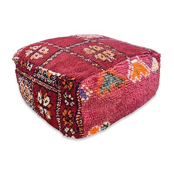 Uniek Marokkaans vloerkussen van vintage berberkleed in rood en bloemmotief, handgemaakt voor een bohemian sfeer. Code: K1217.