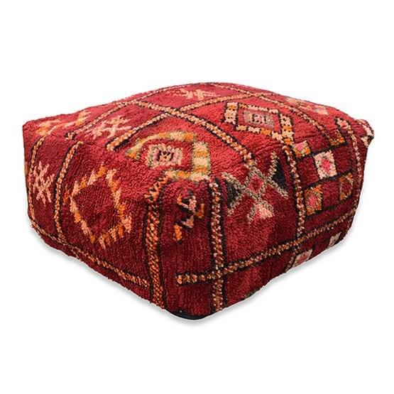 Uniek Marokkaans vintage vloerkussen K1238, handgemaakt uit berberkleed, bohemian design in warm roodtinten.