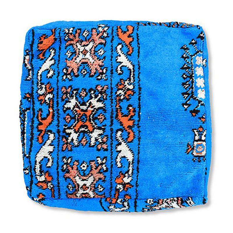 Marokkaans vloerkussen vintage K1241 met een bohemian stijl, handgemaakt van een uniek Berber kleed in blauw en oranje tinten.