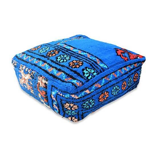 Marokkaans vloerkussen vintage in blauw met kleurrijke patronen, handgemaakt uit een uniek Berberkleed, ideaal voor boho interieurs.