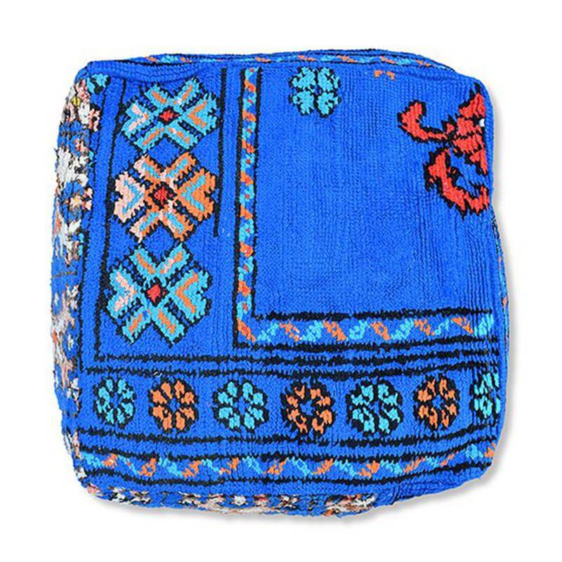 Marokkaans vloerkussen vintage met kleurrijk patroon in blauw en oranje, handgemaakt van historisch Berberkleed. Uniek bohemian item.