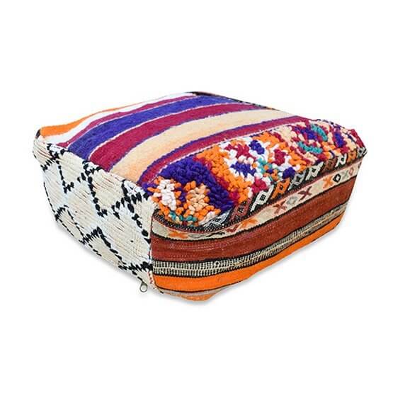 Marokkaans vintage vloerkussen K1252, kleurrijk en handgemaakt van Berberkleed. Uniek bohemian woondecoratie-item.