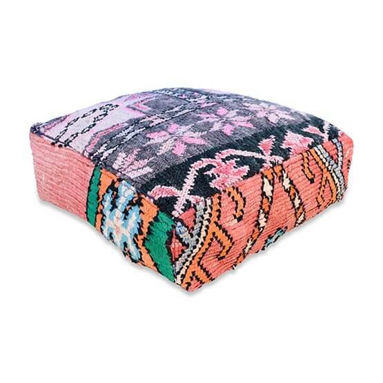 Uniek Marokkaans vloerkussen gemaakt van vintage berberkleed, kleurrijk en handgemaakt, perfecte boho toevoeging voor je interieur.